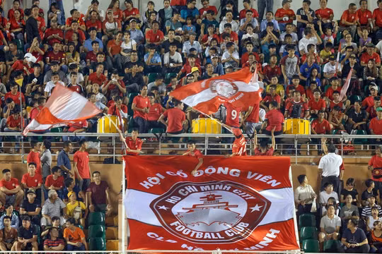 Khán giả TP.HCM hạnh phúc khi sau vòng 18 đội nhà vẫn dẫn đầu BXH. Ảnh VPF.