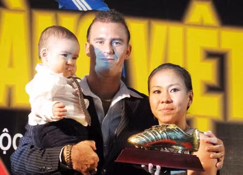 Năm 2009, Kesley nhập quốc tịch Việt Nam lấy tên là Huỳnh Kesley (họ vợ), năm đó, Kesley vào đội tuyển bóng đá quốc gia Việt Nam, trở thành Vua phá lưới AFC 2009. (ảnh gia đình cung cấp)