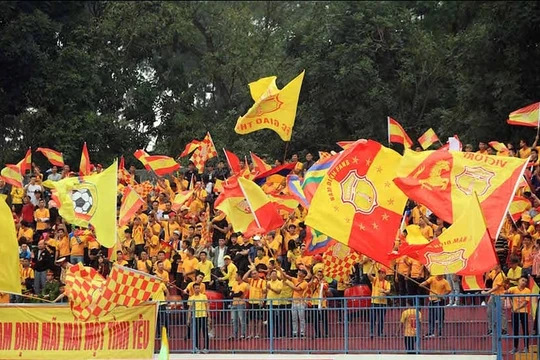 Hai năm qua, những ngày cuối tuần sân Thiên Trường là địa chỉ quen thuộc của người dân thành Nam. Ảnh NĐFC.