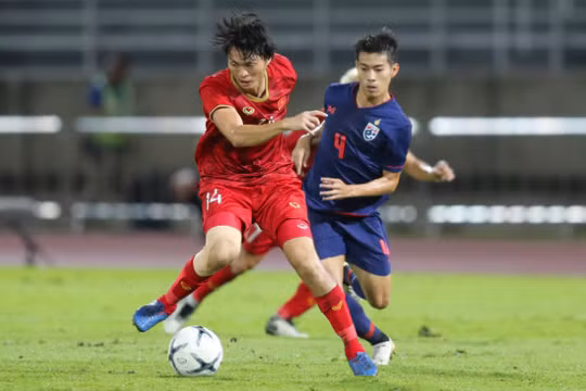 Tuấn Anh trình diễn "vũ điệu Cao nguyên" trên đất Thái. Ảnh VNN.