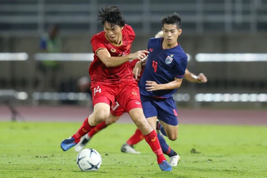 Tuấn Anh trình diễn "vũ điệu Cao nguyên" trên đất Thái. Ảnh VNN.