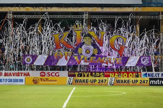 Khán giả thủ đô đã biến khán đài thành sân khấu. Ảnh VietTimes.