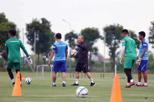 Khoảng cách giữa trận Việt Nam - Thái Lan hôm 19/11 và trận mở màn SEA Games hôm 25/11 chỉ cách nhau đúng 6 ngày. Ảnh VPF.