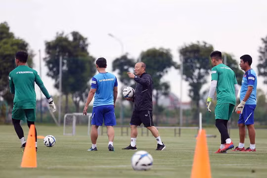 Khoảng cách giữa trận Việt Nam - Thái Lan hôm 19/11 và trận mở màn SEA Games hôm 25/11 chỉ cách nhau đúng 6 ngày. Ảnh VPF.