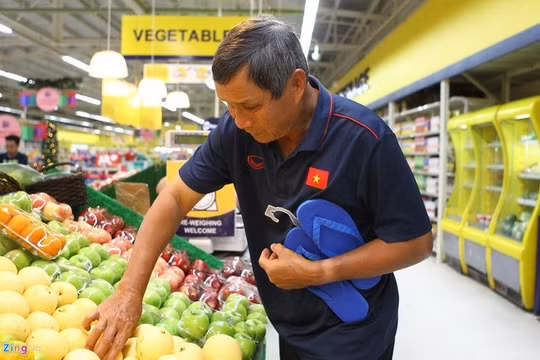 Ông vừa là người thầy, người cha của đội tuyển nữ. Ảnh VFF