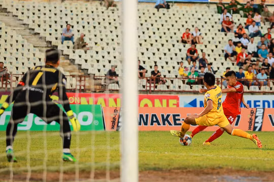 Trận hòa 0-0 đã đẩy Hải Phòng xuống vị trí thứ 13. Ảnh VPF.