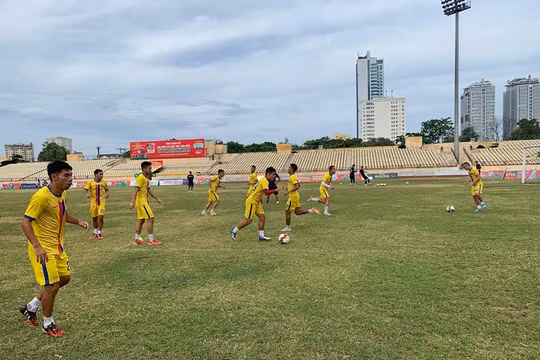 Mặt sân Vinh thuộc dạng xấu nhất sân cỏ Việt Nam. Ảnh Fox