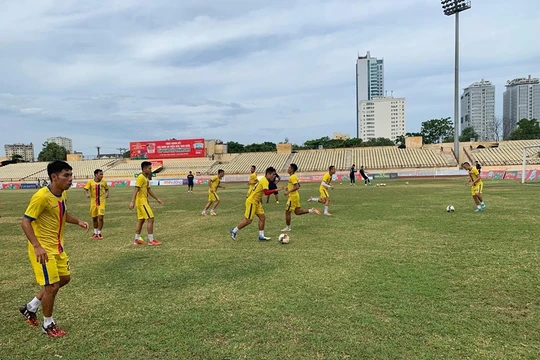 Mặt sân Vinh thuộc dạng xấu nhất sân cỏ Việt Nam. Ảnh Fox