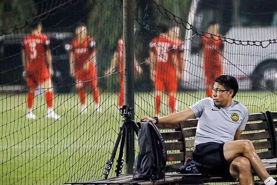 Ông Tan cũng tranh thủ ngắm nghía chân giò cầu thủ Việt Nam. Ảnh VT.