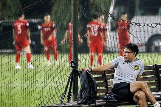 Ông Tan cũng tranh thủ ngắm nghía chân giò cầu thủ Việt Nam. Ảnh VT.