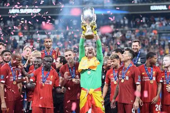 Thủ thành Adrian xuất sắc cản phá cú đá từ chân Abraham, giúp Liverpool đoạt Siêu cúp châu Âu 2019. Ảnh CNN.