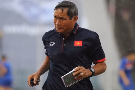 “Phải có những ông bầu giống như bóng đá nam thì bóng đá nữ mới phát triển được" HLV Mai Đức Chung nói.