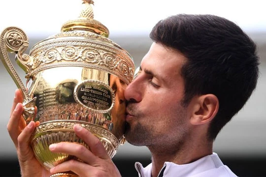 Kéo dài 4 giờ 57 phút, trận chung kết năm nay đi vào lịch sử giải đấu khi là trận có thời gian dài nhất và hay bậc nhất lịch sử Wimbledon. Ảnh ATP