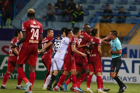 Trọng tài Nguyễn Đình Thái chính là điểm nhấn của trận đấu. Ảnh VNN.