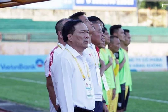 Sự căng thẳng hiện rõ trên khuôn mặt bầu Đệ. Ảnh TA