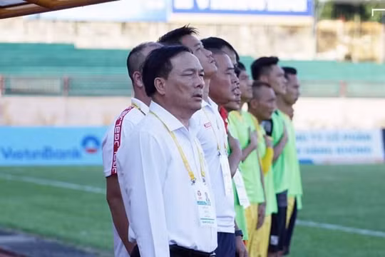 Sự căng thẳng hiện rõ trên khuôn mặt bầu Đệ. Ảnh TA