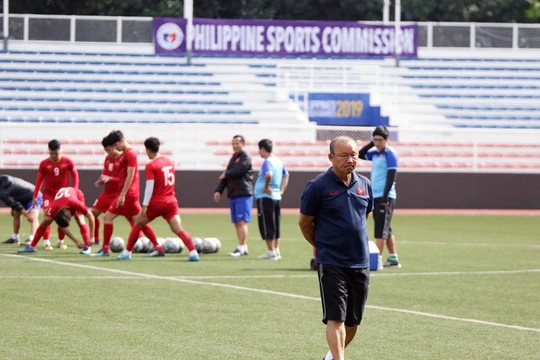 Tổ chức lại hàng phòng ngự là điều ông Park đang toan tính. Ảnh VFF