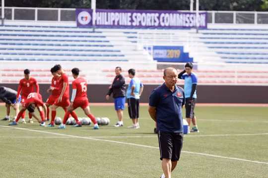 Tổ chức lại hàng phòng ngự là điều ông Park đang toan tính. Ảnh VFF