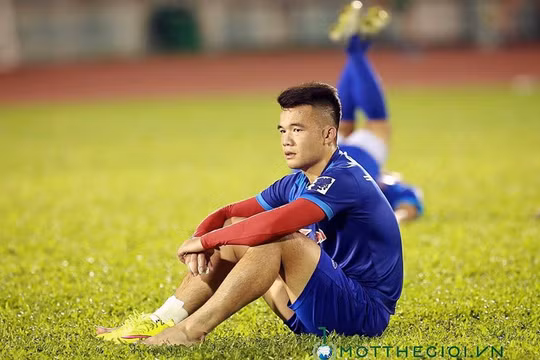 Vận đen mãi đeo bám tiền vệ trung tâm 27 tuổi có lối đá xông xáo, giàu năng lượng bậc nhất sân cỏ Việt Nam vào thời điểm hiện nay. Ảnh FBCN