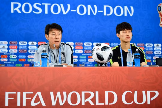 Giới truyền thông Indonesia cho rằng ngay tại Hàn Quốc thì tên tuổi và thành tích của HLV Shin Tae-yong còn lẫy lừng hơn HLV Park Hang-seo. Ảnh FIFA