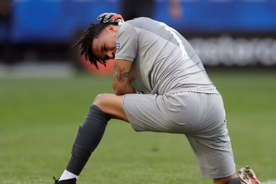 Thủ môn Gallese (Peru) bất cẩn tạo mở đầu cho cơn mưa bàn thắng về phía khung thành của mình (ảnh AP)