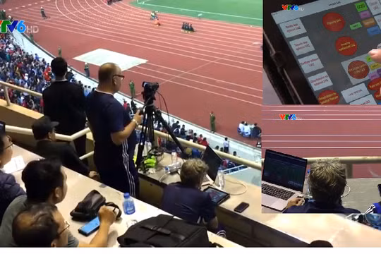 Dàn trợ lý chuyên môn của UAE đang "làm tươi" số liệu phân tích trận đấu. Ảnh màn hình