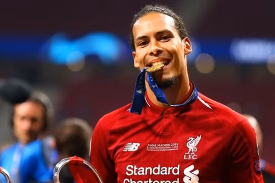 Van Dijk của Liverpool đã vượt qua cả Messi và Ronaldo để trở thành chủ nhân danh hiệu "Cầu thủ xuất sắc nhất mùa giải 2018-2019". Ảnh: Getty.