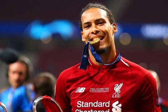 Van Dijk của Liverpool đã vượt qua cả Messi và Ronaldo để trở thành chủ nhân danh hiệu "Cầu thủ xuất sắc nhất mùa giải 2018-2019". Ảnh: Getty.