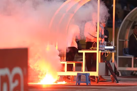 Pháo sáng ném xuống sân