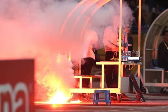 Pháo sáng ném xuống sân