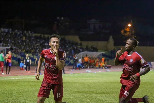 Mansaray không bỏ lỡ cơ hội ghi bàn trên chấm 11m . Ảnh VPF