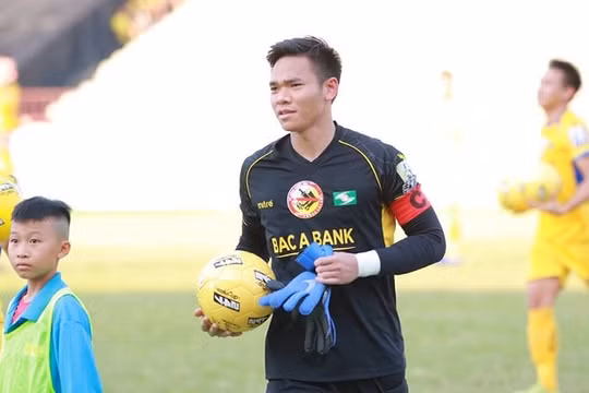 Kiếm đâu ra tiền để giữ chân Nguyên Mạnh và 10 cầu thủ khác. Ảnh SLFC.