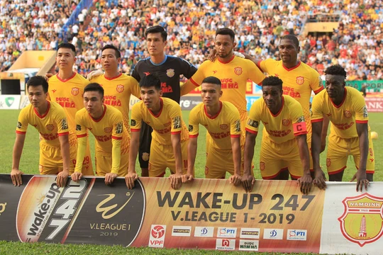 Cổ động viên Nam Định đang hy vọng đội nhà sẽ có điểm trên sân khách (ảnh VPF)