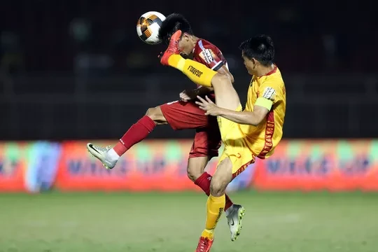 Ngồi trên khán đài sân Thống Nhất ông Park đã chứng kiến trận hòa không bàn thắng giữa TP.HCM và Thanh Hóa nhưng có đến 5 thẻ vàng (ảnh NLĐ)