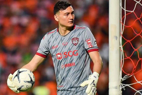 Văn Lâm đang để lại thất vọng trong màu áo Muangthong. Ảnh CLB Muangthong.