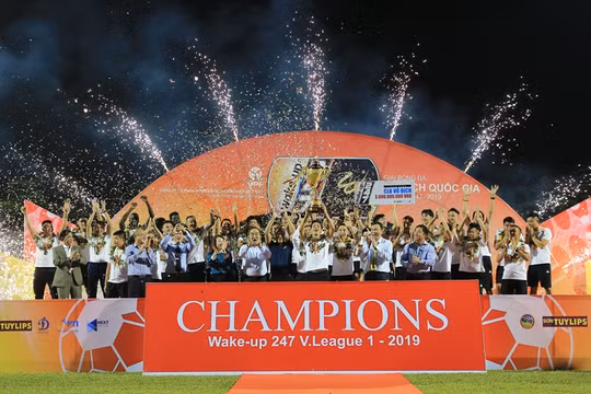  Chúc mừng nhà vô địch Hà Nội. Ảnh VPF