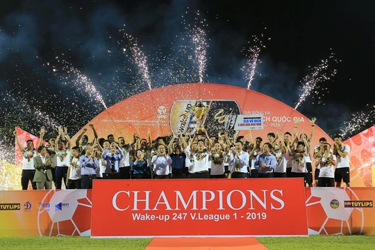  Chúc mừng nhà vô địch Hà Nội. Ảnh VPF