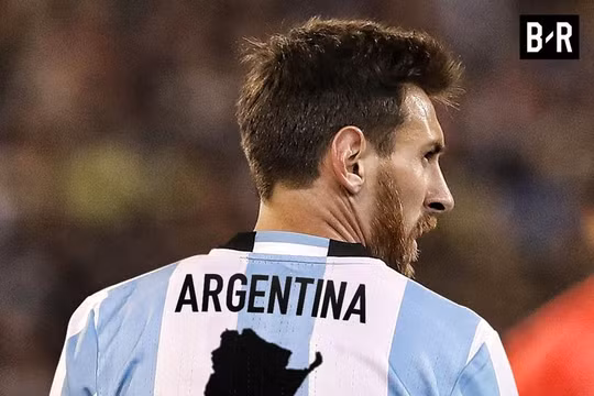 "Messi ném Argentina lên vai". Ảnh AS.
