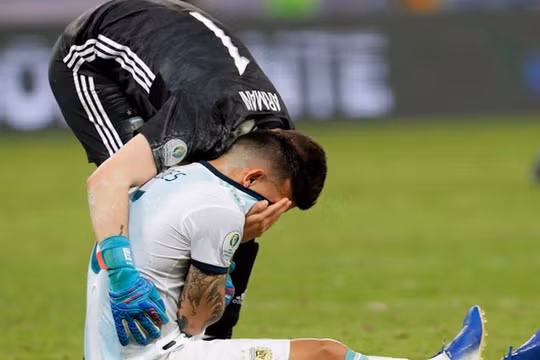 In dấu giày trong 2 bàn thắng của Brazil tiền đạo G.Jesus đã chính thức tiễn Lionel Messi rời khỏi Copa America 2019 (ảnh CNN)