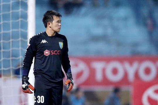 Thủ môn Văn Công đã di chuyển lên hơn 1m khi bắt penalty. Ảnh VPF.