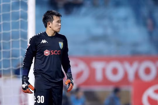 Thủ môn Văn Công đã di chuyển lên hơn 1m khi bắt penalty. Ảnh VPF.