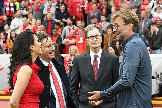 Tỷ phú John W Henry (giữa) là người đưa HLV Jurgen Klopp về sân Anfield để thay thế Brendan Rodgers (ảnh CLB)