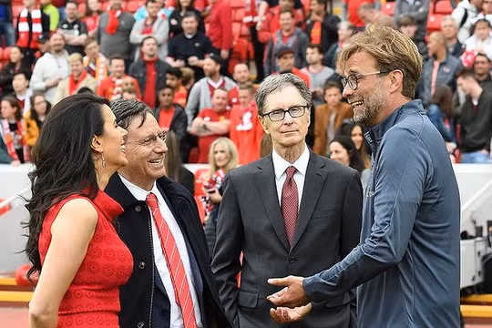 Tỷ phú John W Henry (giữa) là người đưa HLV Jurgen Klopp về sân Anfield để thay thế Brendan Rodgers (ảnh CLB)