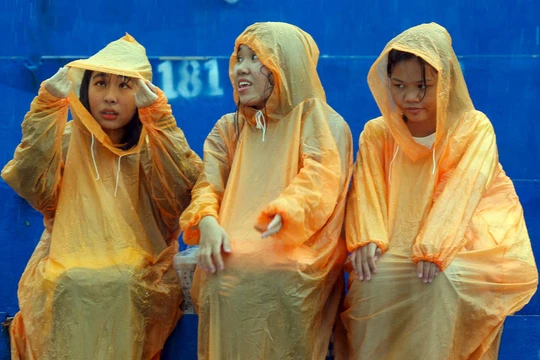 Khán giả B.Bình Dương đội mưa ủng hộ đội nhà. Ảnh VPF.