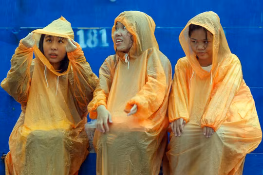 Khán giả B.Bình Dương đội mưa ủng hộ đội nhà. Ảnh VPF.