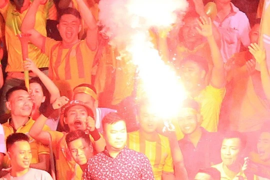 Dựa vào các hình ảnh, CA Đống Đa đã triệu tập 14 CĐV Nam Định để lấy lời khai. Ảnh NĐFC.