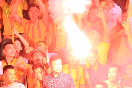 Dựa vào các hình ảnh, CA Đống Đa đã triệu tập 14 CĐV Nam Định để lấy lời khai. Ảnh NĐFC.