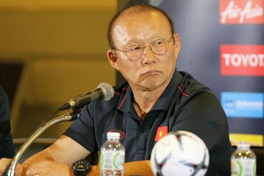 Sau chiến thắng, ông Park vẫn còn nhiều việc phải làm với các học trò (ảnh VFF)