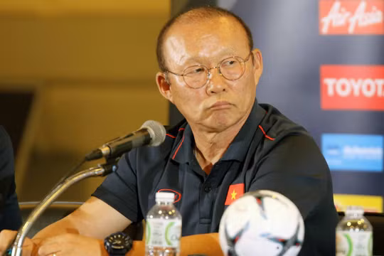 Sau chiến thắng, ông Park vẫn còn nhiều việc phải làm với các học trò (ảnh VFF)