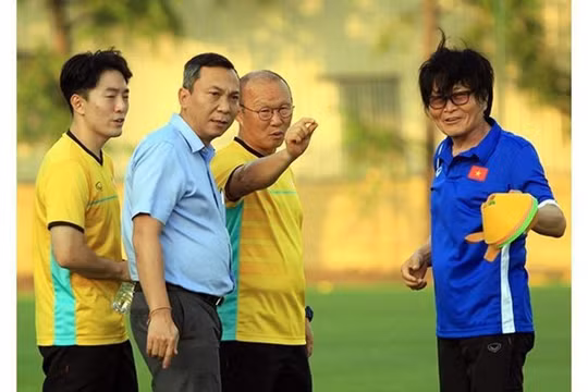 Bác sĩ Choi Ju-young bắt đầu thực hiện công tác y học thể thao từ năm 1982 tại Qatar. Ảnh VFF.